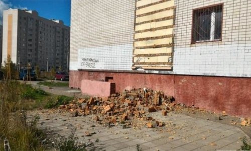 В Смоленске частично обрушился фасад нового жилого дома В Смоленске частично обрушился фасад нового жилого дома