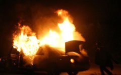 В центре Смоленска загорелась иномарка В центре Смоленска загорелась иномарка