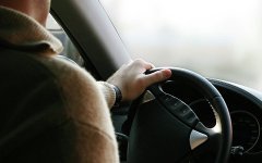 Смоленские автоинспекторы задержали водителя с поддельным удостоверением Смоленские автоинспекторы задержали водителя с поддельным удостоверением