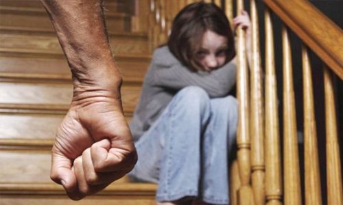 Житель Смоленска жестоко избил свою 9-летнюю дочь Житель Смоленска жестоко избил свою 9-летнюю дочь