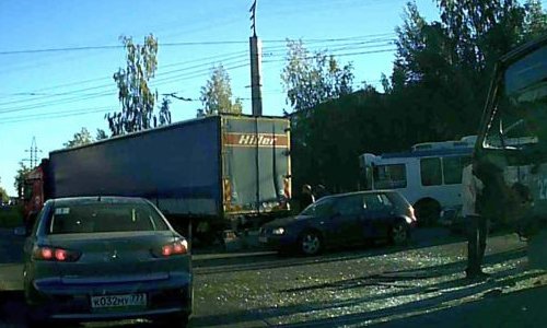 Фура протаранила трамвай в Смоленске Фура протаранила трамвай в Смоленске