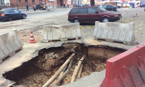 На улице Соколовского в Смоленске прорвало тепломагистраль На улице Соколовского в Смоленске прорвало тепломагистраль