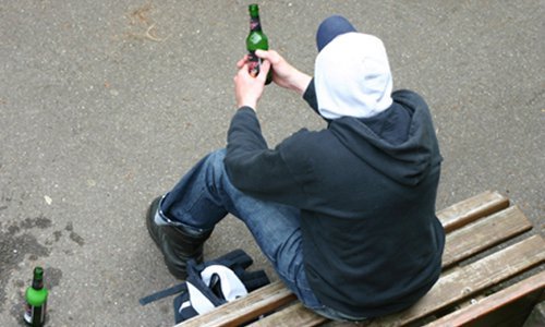 Находящегося в федеральном розыске мужчину задержали при распитии пива на площади в Смоленске Находящегося в федеральном розыске мужчину задержали при распитии пива на площади в Смоленске