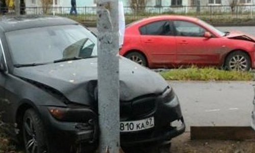На улице Крупской в Смоленске иномарка проверила на прочность столб На улице Крупской в Смоленске иномарка проверила на прочность столб