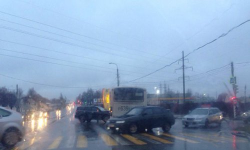 Сегодня утром в Смоленске столкнулись иномарка и автобус Сегодня утром в Смоленске столкнулись иномарка и автобус
