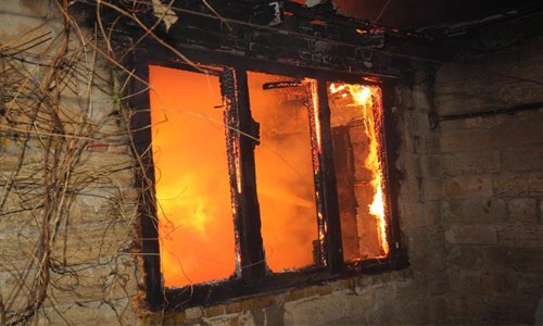 Вечерний пожар в Рославле унёс жизнь одного мужчины Вечерний пожар в Рославле унёс жизнь одного мужчины
