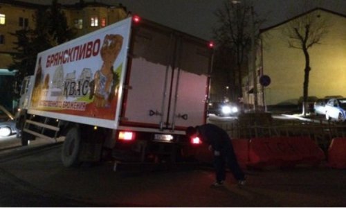 Грузовик с брянским пивом попал в «капкан» в центре Смоленска Грузовик с брянским пивом попал в «капкан» в центре Смоленска