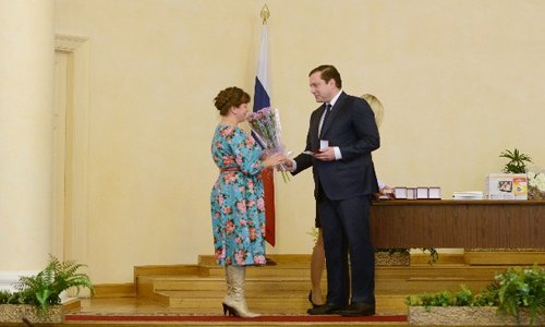 15 жительниц Смоленской области награждены почётным знаком «Материнская слава» 15 жительниц Смоленской области награждены почётным знаком «Материнская слава»