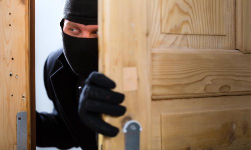 Смоленские правоохранители задержали двух серийных грабителей Смоленские правоохранители задержали двух серийных грабителей