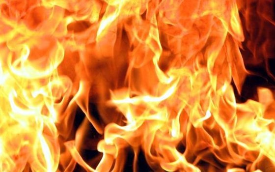 В Починковском районе Смоленской области пожаром уничтожены гараж и две машины