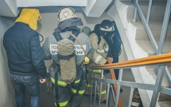 Смоленские пожарные вывели двоих человек из горящей квартиры