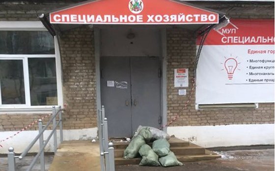 Жители Ярцева принесли коммунальщикам мешки с мусором