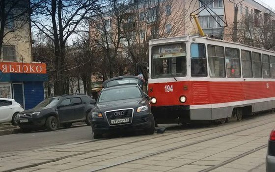 Инцидент на Николаева в Смоленске. Иномарка угодила под трамвай