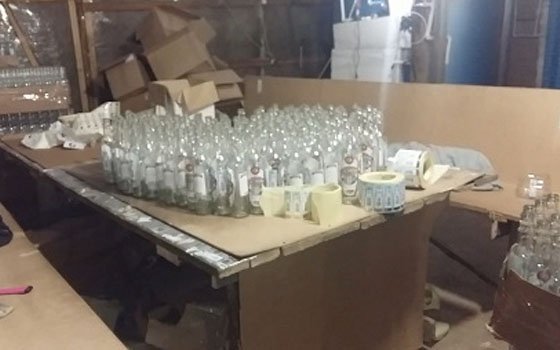 Незаконный цех спиртной продукции на 2,5 млн рублей выявила смоленская полиция (Видео)