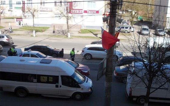 На проспекте Гагарина в Смоленске два легковых авто вступили в «битву»