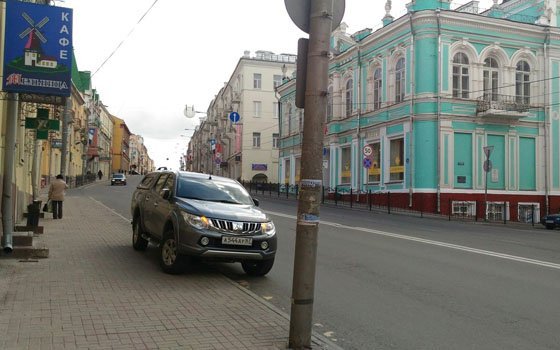На Большой Советской в Смоленске «автохам» припарковался на тротуаре