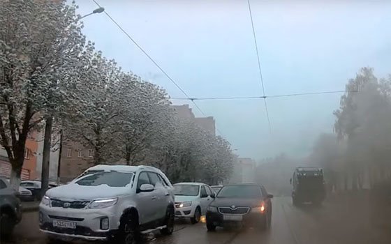 Лихач на дороге. В сети появилось видео с любителем ездить в Смоленске по встречке
