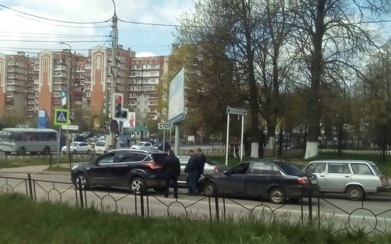 На проспекте Гагарина в Смоленске случилась авария с участием двух авто