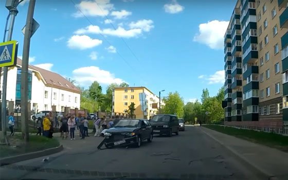 Авария на улице Ломоносова в Смоленске. Инцидент зафиксировал видеорегистратор