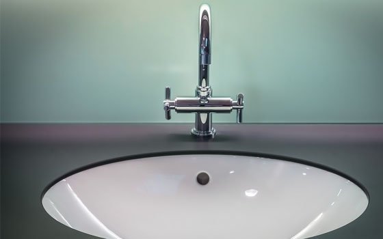 На трех улицах в Смоленске и в поселке Гедеоновка отключили воду