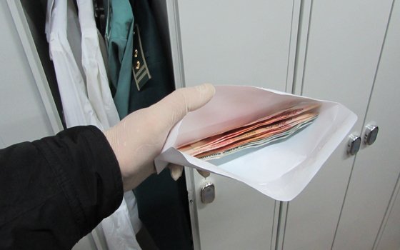 В смоленский суд передано дело двух белорусов, подложивших деньги 90 таможенникам