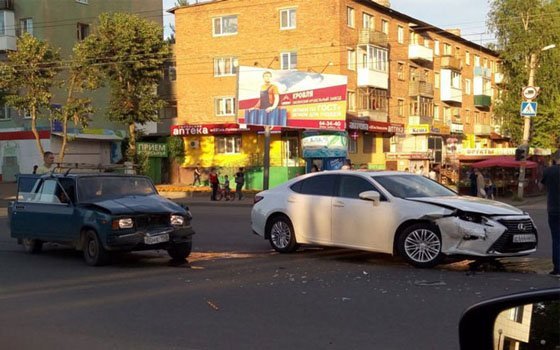 ДТП в Смоленске на Шевченко. «Лада» вступила в «битву» с автомобилем Lexus