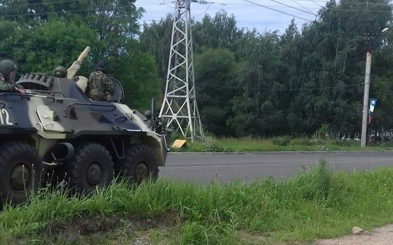 В Смоленске была замечена колонна бронетранспортеров