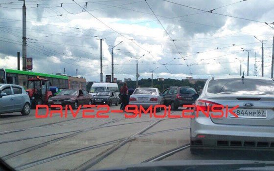 Авария на железнодорожном мосту в Смоленске. Столкнулись автомобили