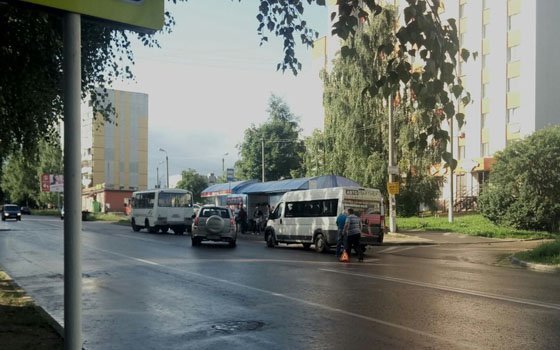 ДТП на Кловской в Смоленске. Столкнулись маршрутка и внедорожник