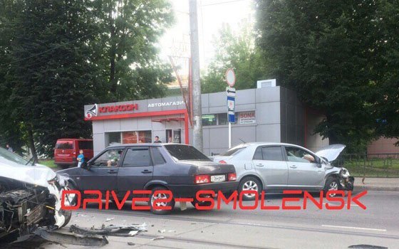 Инцидент на Фрунзе в Смоленске. Два автомобиля вступили в «битву»