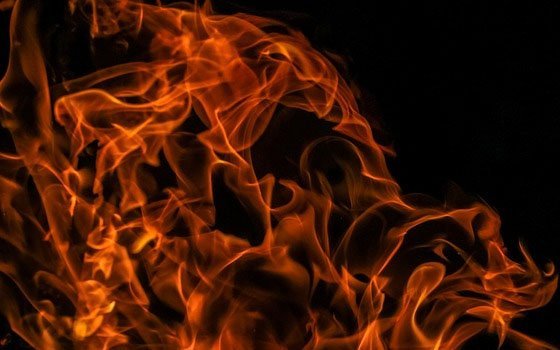 Пожар в поселке Вишенки. Огнеборцы спасали микроавтобус