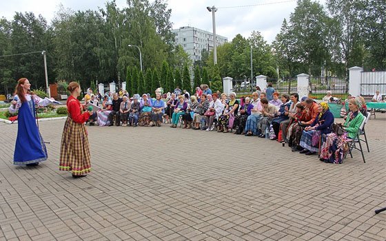 В Смоленске у Храма Святых Новомучеников и Исповедников Церкви Русской отметили Медовый спас