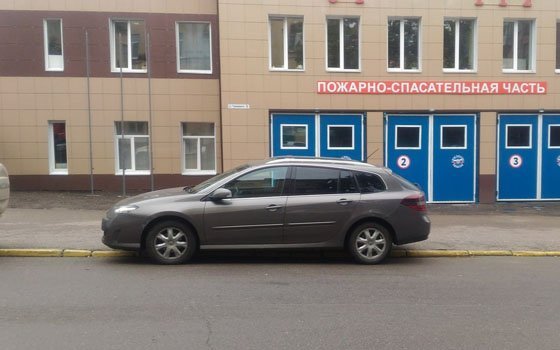 «Автохам» оставил машину у смоленской пожарной части