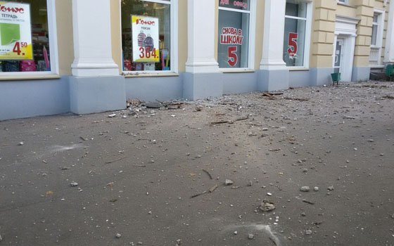 На улице Дзержинского в Смоленске обрушилась часть стены