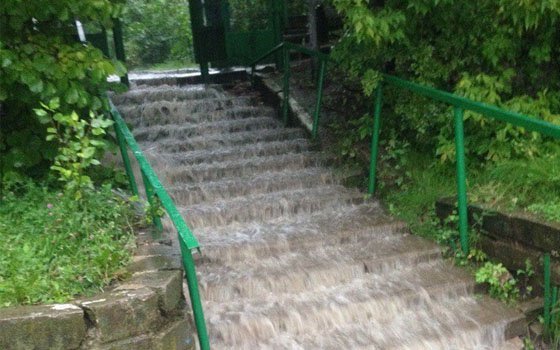 Ливень превратил лестницу в смоленском детском садике «Мишутка» в водопад