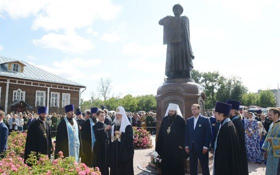 На Соборном дворе Свято-Успенского собора Патриарх Кирилл открыл памятник князю Владимиру Мономаху