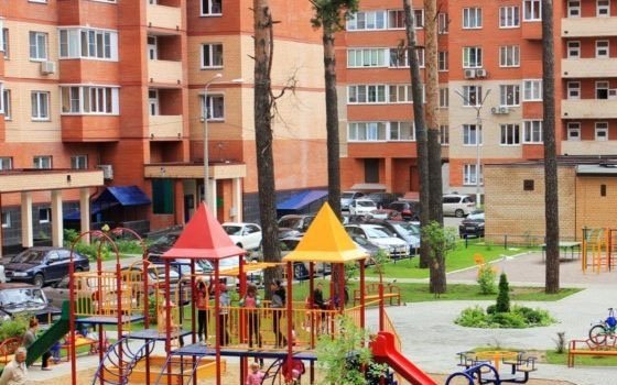 В Смоленске продолжается благоустройство скверов и дворов