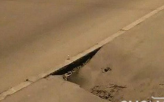 В смоленском дворе отечественная легковушка застряла в яме