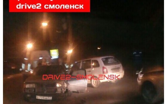 ДТП на улице Дзержинского в Смоленске. Столкнулись две легковушки