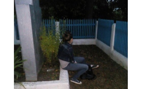 Осквернение памяти. Две вязьмички пили алкоголь на братской могиле