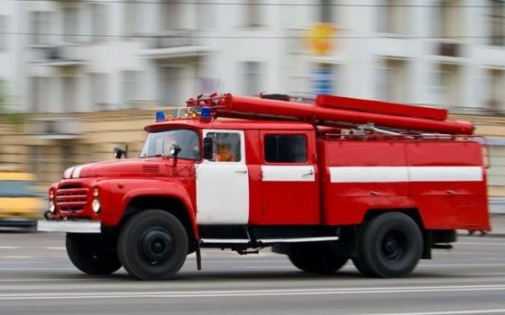 Пожар в поселке Высокое. Семь огнеборцев спасали жилой дом