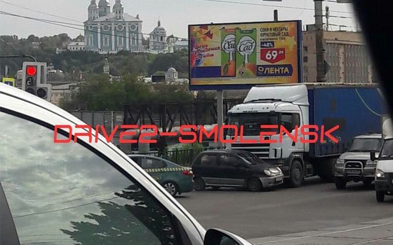 В Смоленске иномарка Matiz попала под большегруз