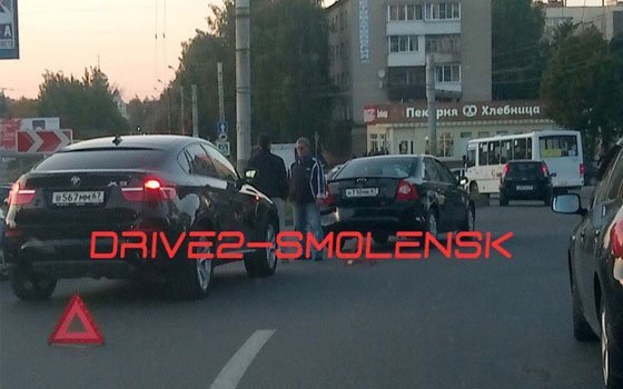 ДТП на проспекте Строителей в Смоленске. BMW и Ford вступили в «битву»