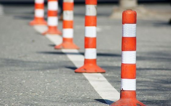 В Смоленске на Пятницком путепроводе демонтируют разделительные столбики
