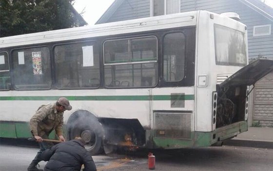 Пожар на Автозаводской в Смоленске. Водители маршруток тушили горящий автобус