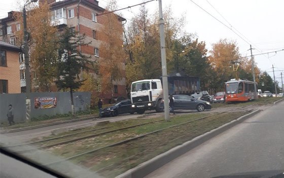 Происшествие на Нахимова в Смоленске. Грузовик и легковушки вступили в «битву»