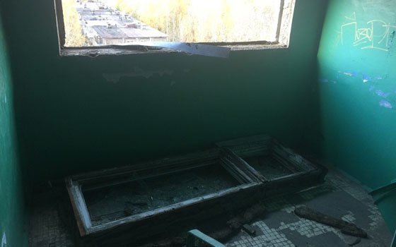 Сильный ветер выбил окна в смоленской высотке