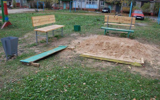 В Сафонове вандалы разрушили песочницу и разрисовали скамейки