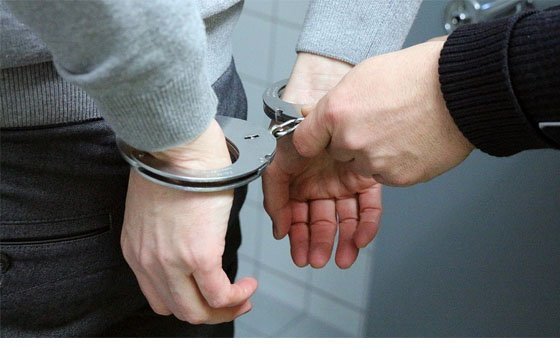 Вяземский уголовник, угрожая продавщице, ограбил магазин