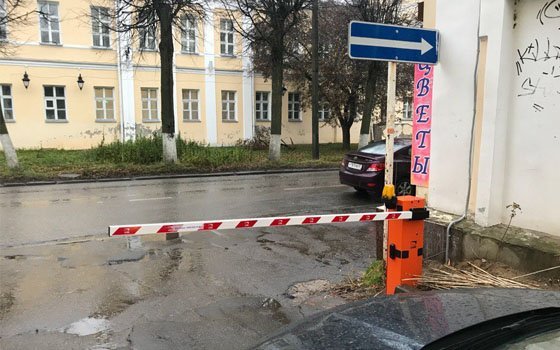 Жители Смоленска пожаловались на шлагбаум, установленный в центре города